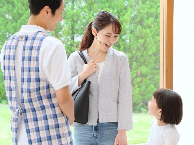 保護者が安心して子供を預けている様子